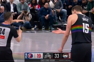 5秒2犯还有1T！约基奇推人再被吹进攻犯规 疯狂抱怨裁判被吹T