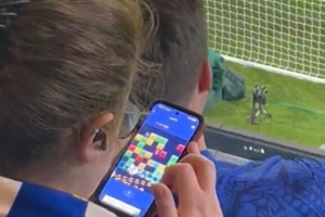 看不下去了…主场惨败巴黎，赛中一切尔西球迷直接掏出手机玩游戏