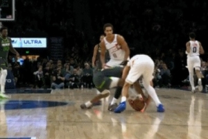 玩脱了！布克想要滚球消耗时间 被兰德尔抢断&还赔上犯规送两罚