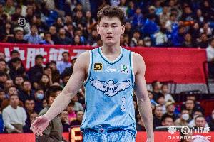 媒体人：青岛为后面连续客场争取休息机会 想保住前八要紧绷神经