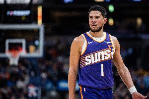 布克过去4战场均砍37分3.5助攻 投篮命中率49% 但战绩1胜3负