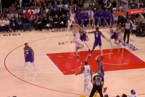 持续输出！申京强攻艾顿 转身跳投再拿两分