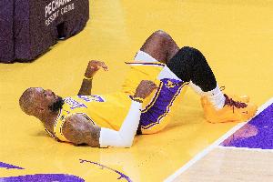 媒体人：20年前詹姆斯被拉拽犯规能跳起&现在痛苦倒地 岁月不饶人