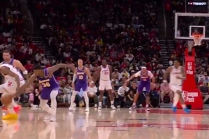 对面没招儿！上半场湖人造成火箭6次失误 利用失误得分14比4