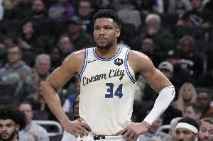 Shams：字母哥已向雄鹿GM及工作人员明确表示 他不会选择赛季报销