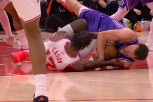 拼抢激烈！东契奇与伊森倒地争球都不肯撒手 一片混战