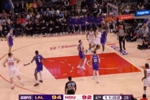 斯普利特点赞！詹姆斯篮下补防直接帽翻小史密斯上篮