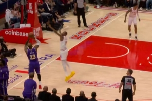 玄冥二老对决！詹姆斯开场底角迎着杜兰特三分 张手就进！