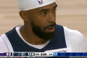 吉祥二老登场！康利和英格尔斯同时替补登场 现场观众热烈掌声