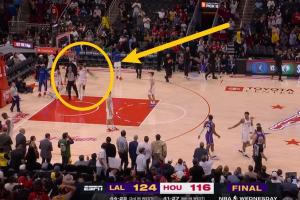 比赛时间走完东契奇投个半场 伊森从替补席助跑一把将球打飞场外