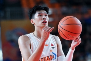 两双并填满数据栏！邹阳17中10拿下25分10板1助1断1帽