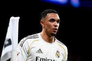 记者：阿诺德在皇马踢右后卫+拥有大赛经验，却入不了图赫尔法眼