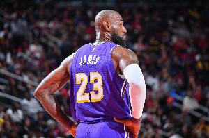 路威：41岁的老詹依旧能打 人们试图营造没他湖人更好的观点