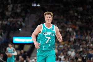 像克莱吗？克尼佩尔侧翼接球 速射三分命中还造犯规加罚也有