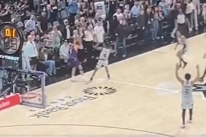 还好没受伤！最后一回合布克投超远三分踩到福克斯崴脚