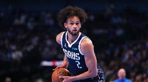 右脚手术赛季报销！莱夫利：现在能扶着拐杖走路了 不会急于求成