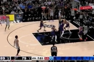 吓人！尚帕尼送抛传 文班起飞力压防守超长滞空单手空接打中