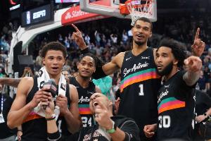 文班：我们身边全是天赋出众的队友 能派出五个防守顶尖的球员