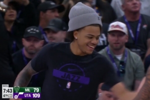 坏了，这没法演了！辛森底角追身三分再进 爵士领先到30分！