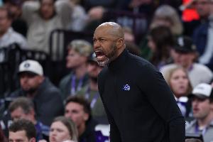 心态崩了！魔术主帅莫斯利不满判罚怒喷裁判 被2T驱逐