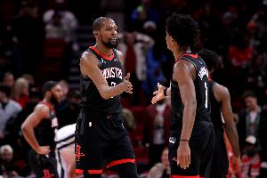 杜兰特：阿门拯救了比赛 这才应该是他作为火箭球员最爱的时刻