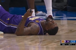 名记：斯玛特疑似右侧腹股沟伤势加重 回更衣室治疗后重新上场