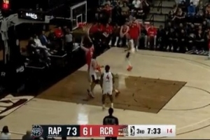 游刃有余！杨瀚森直塞喂饼乐福 随后自己强攻晃飞防守轻松打中