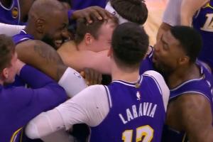 肯纳德三分绝杀 全队围着他继续激情庆祝 怎么好像见过这场面