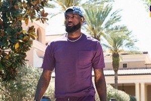 力争九连胜！湖人官推晒詹姆斯和东契奇赛前入场照