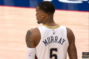 关键！德章泰·穆雷三分出手被斯特鲁斯扑倒 后者吃到一级恶犯