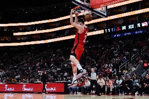 效率很高！申京全场13投9中 拿到19分12篮板3助攻