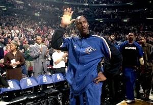 路威：上一次我们看到能媲美詹姆斯的41岁球员 还要追溯到乔丹