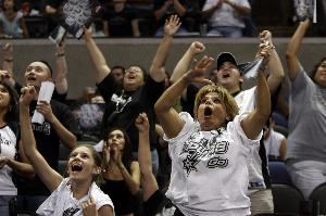 TA：为对阵森林的保级关键战助威，热刺球迷计划组织活动支持球员