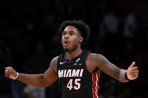 外线不准！戴维恩·米切尔15中6拿到15分9助 三分10中3