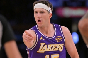 末节11分助队逆转!里夫斯出战40分钟 全面砍下26分7板5助2断1帽