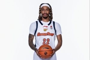 8投仅1中！媒体人：广东该抓紧用麦考尔换个尺寸足够的外援中锋