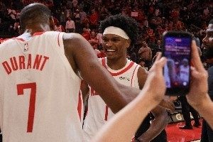 场均3前场板！阿门化身篮板狂魔 极大缓解了亚当斯伤后的内线压力