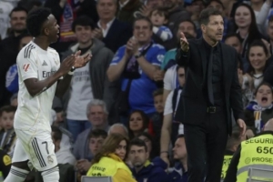 又是你俩!世体:维尼修斯和西蒙尼再次争吵,后者向裁判投诉