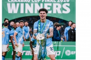 曼城晒奥赖利捧杯照：周六庆祝21岁生日，周日将温布利染成蓝色