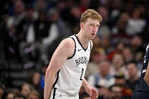 希望无大碍！27号秀沃尔夫次节崴脚伤退 出战12分钟拿9分4板