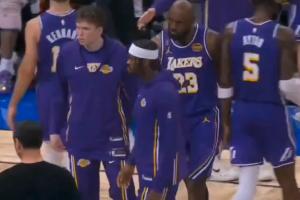 聊啥呢？詹姆斯&雷迪克等人凑到东契奇身边 听其与裁判交流