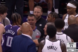 小摩擦！雷诺被切球出界后与曼恩顶牛对喷 裁判无任何吹罚