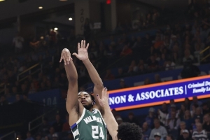 被雄鹿裁了！媒体人：小火车是最近几年自私篮球的杰出代表