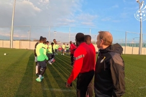 塞梅尼奥来到加纳国家队报到，队友们拍打仪式祝贺他夺冠