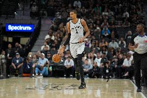 斯波：文班和阿德巴约是完全不同类型的球员 他在场上无处不在