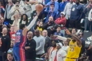 最后发球被托哈碰到了？詹姆斯：是的 我试图越过多人传给东契奇