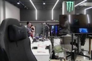 Guma直播遇Zeka流鼻血：都说让你不要再挖鼻孔了 挖那么深！