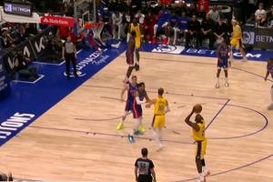 开和！詹姆斯空位三分+三分线起步上篮连得五分打破个人得分荒