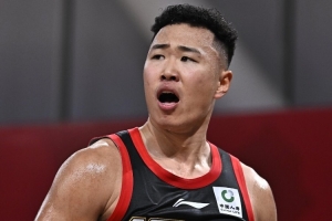 这不是外援？贺希宁三节战罢12中10&三分5中4 轰24分率队继续领先