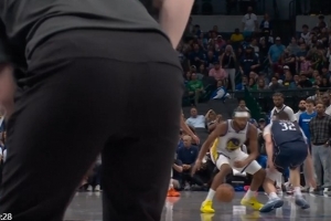 地板太滑了！穆迪受伤前完成抢断快攻时 工作人员还在篮下拖地